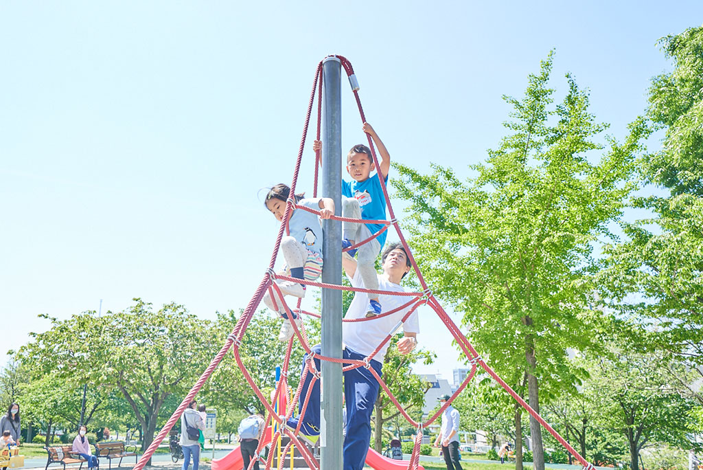 ザイルクライミングで遊ぶ様子