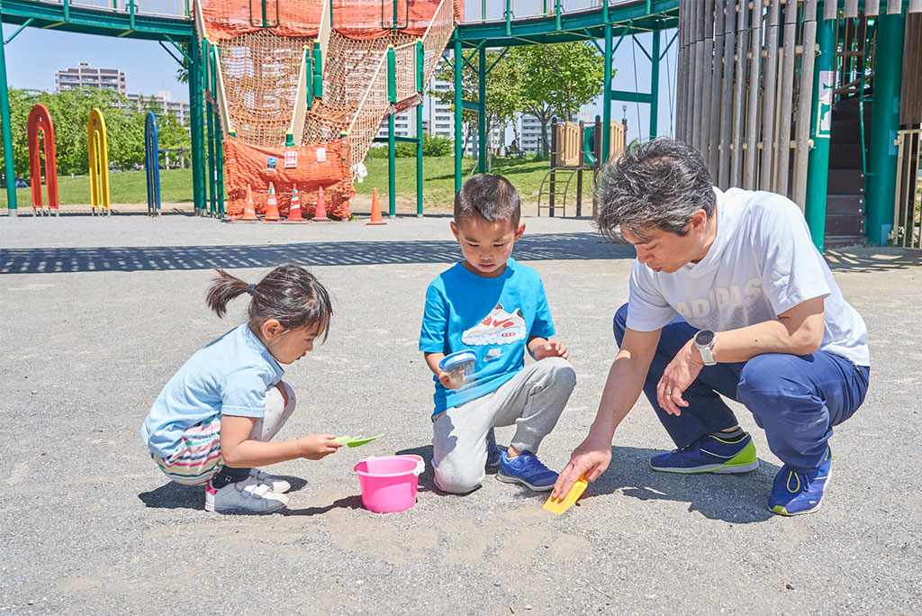 砂遊びをする様子
