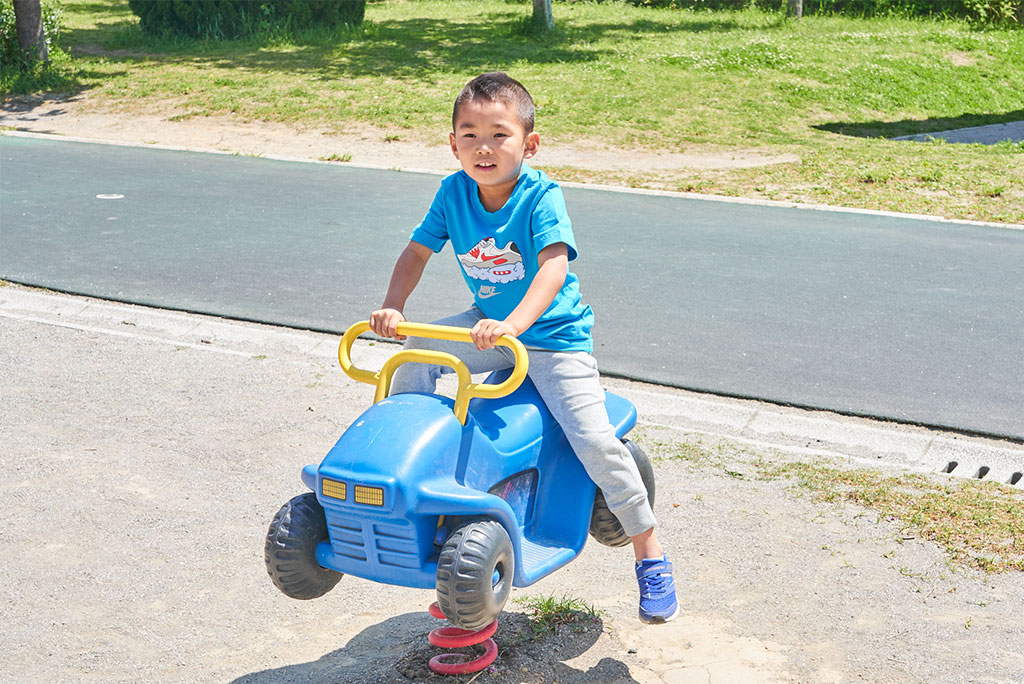 スプリング遊具で遊ぶ様子