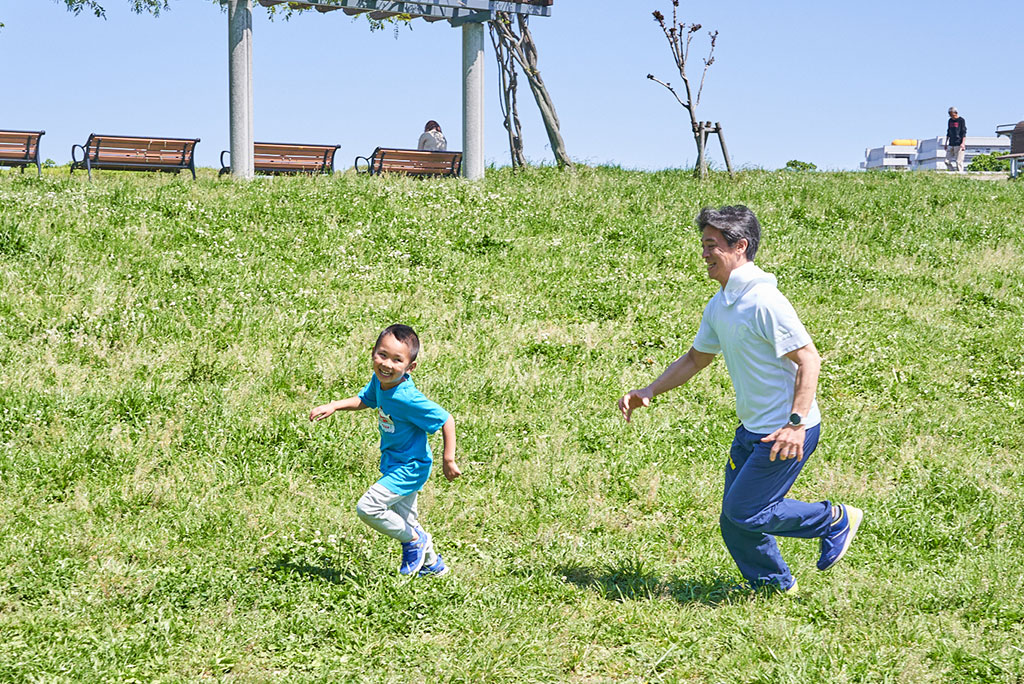 追いかけっこをする様子
