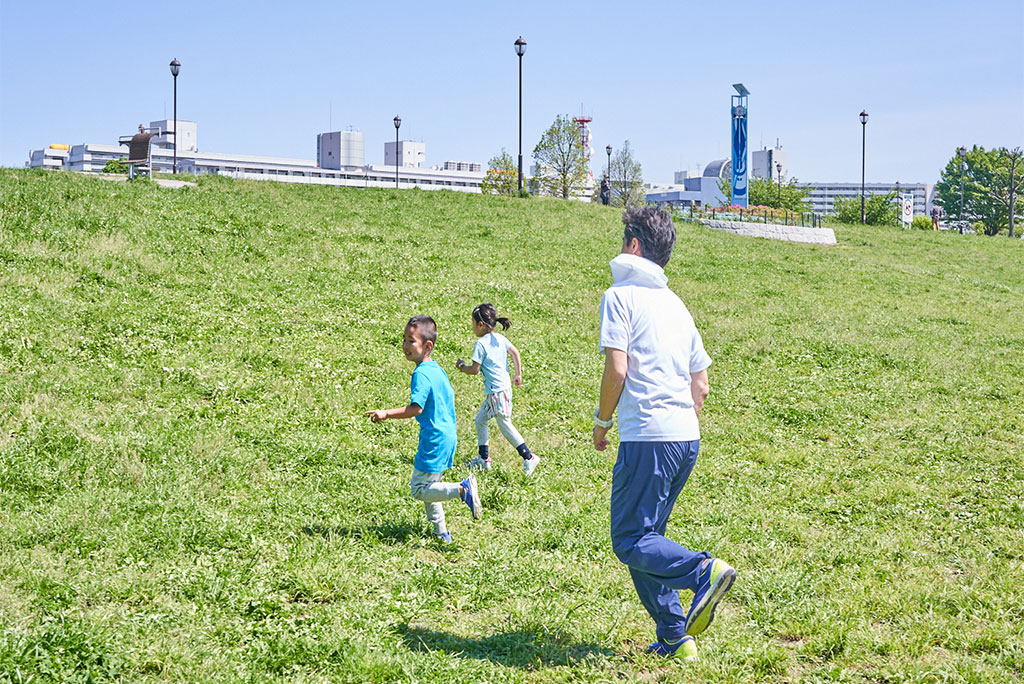 追いかけっこをする様子