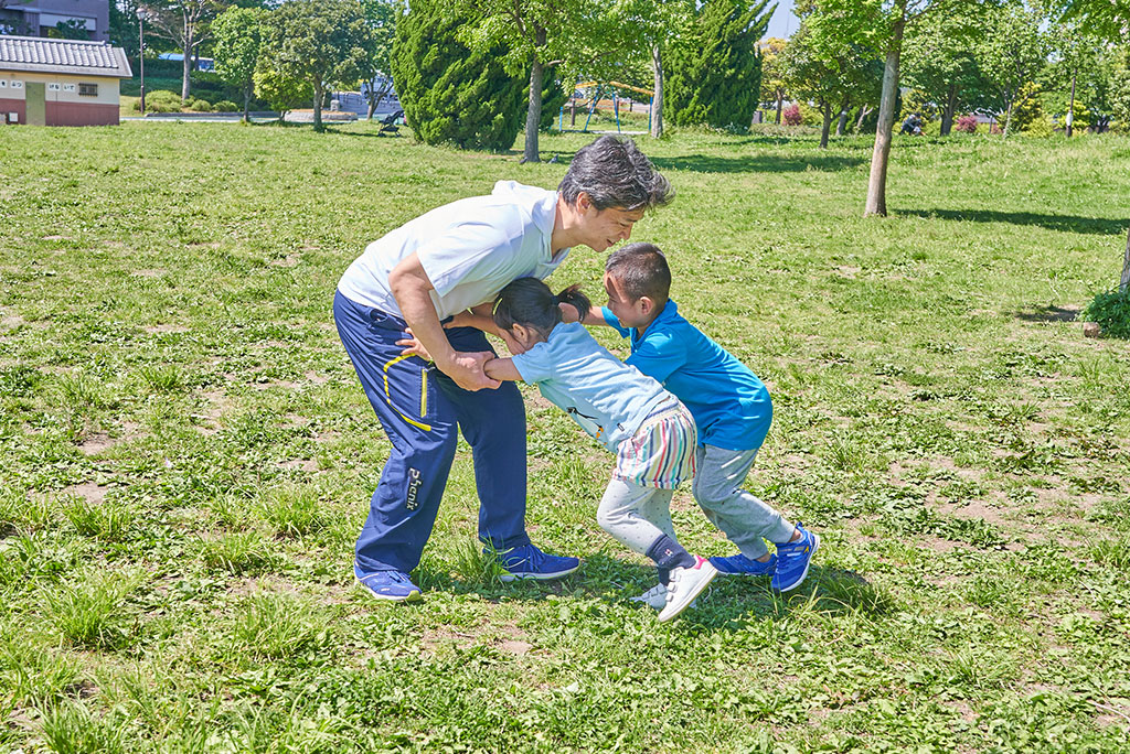 相撲ごっこをする様子