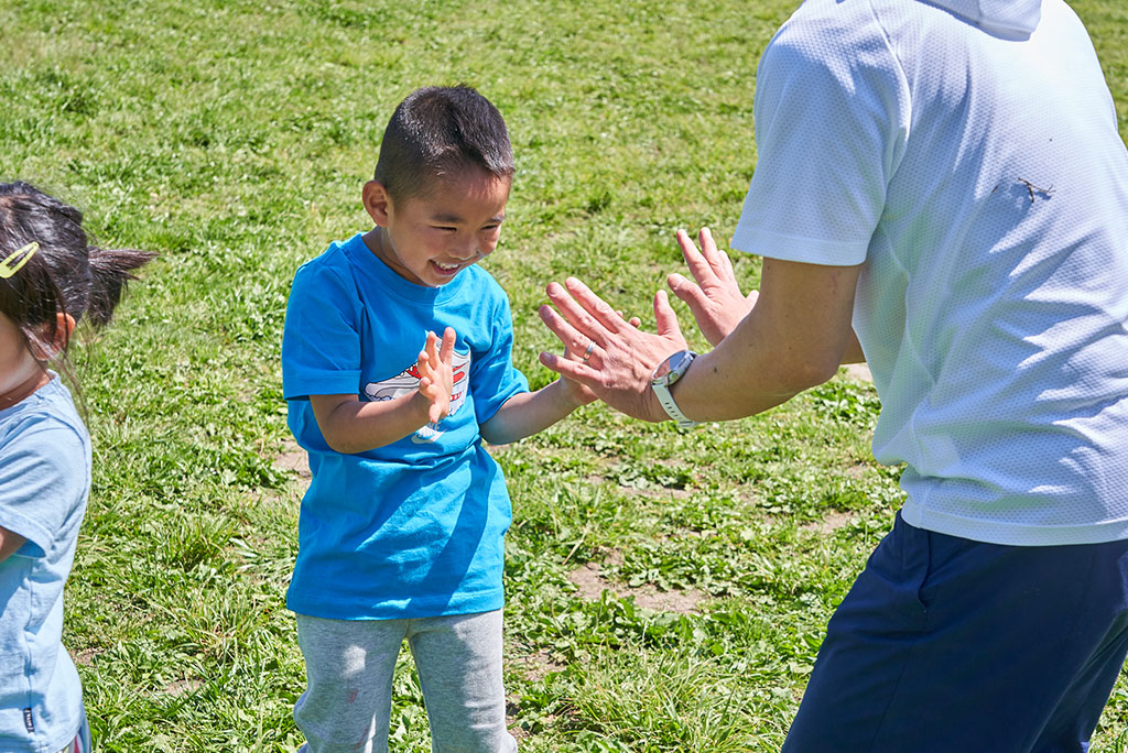 手押し相撲をする様子