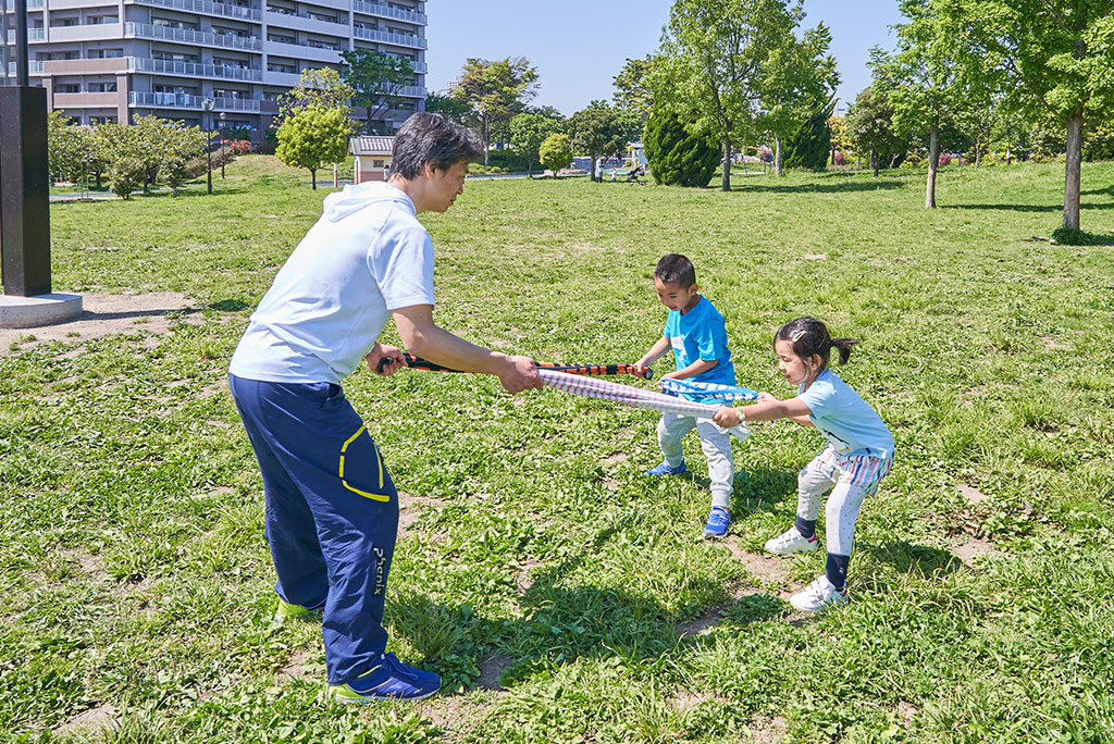 タオル相撲をする様子