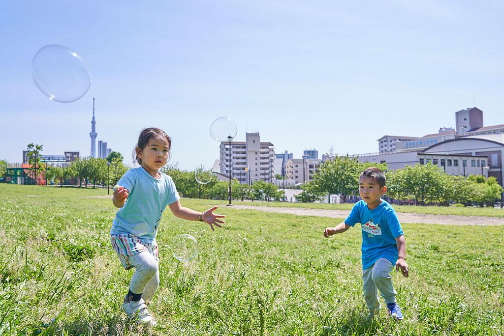 シャボン玉キャッチをする様子