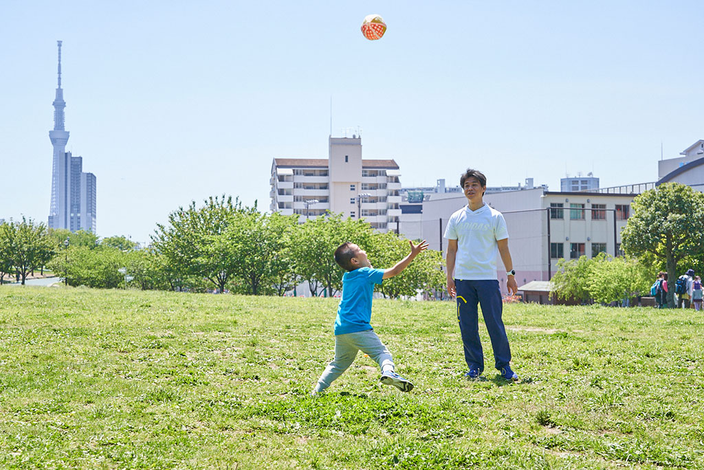 ボール遊びをする様子