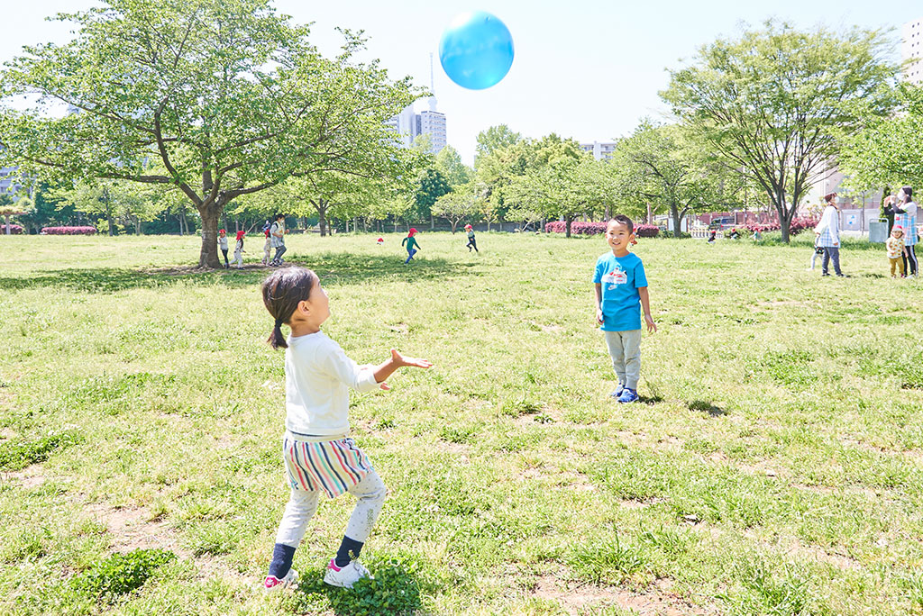 ボール遊びをする様子