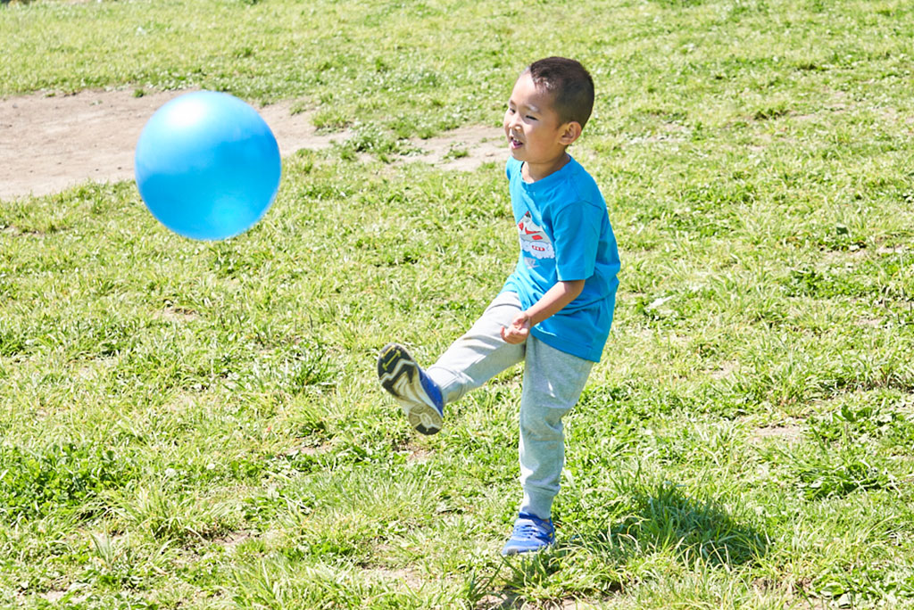 ボールを蹴る様子