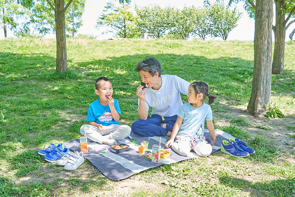 お弁当を食べる様子