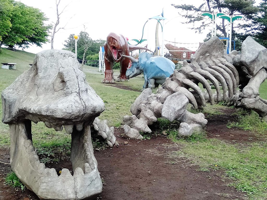 骨になった恐竜（スケルトンザウルス）のオブジェ/恐竜広場（小室山公園内）（静岡県/伊東市）
