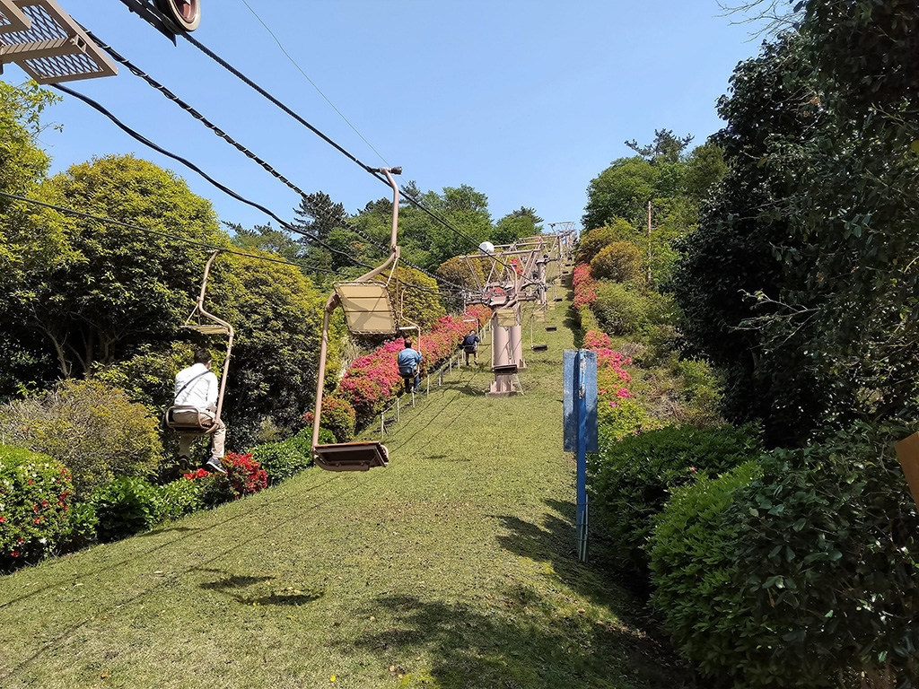 山頂に繋がるリフト/恐竜広場（小室山公園内）（静岡県/伊東市）