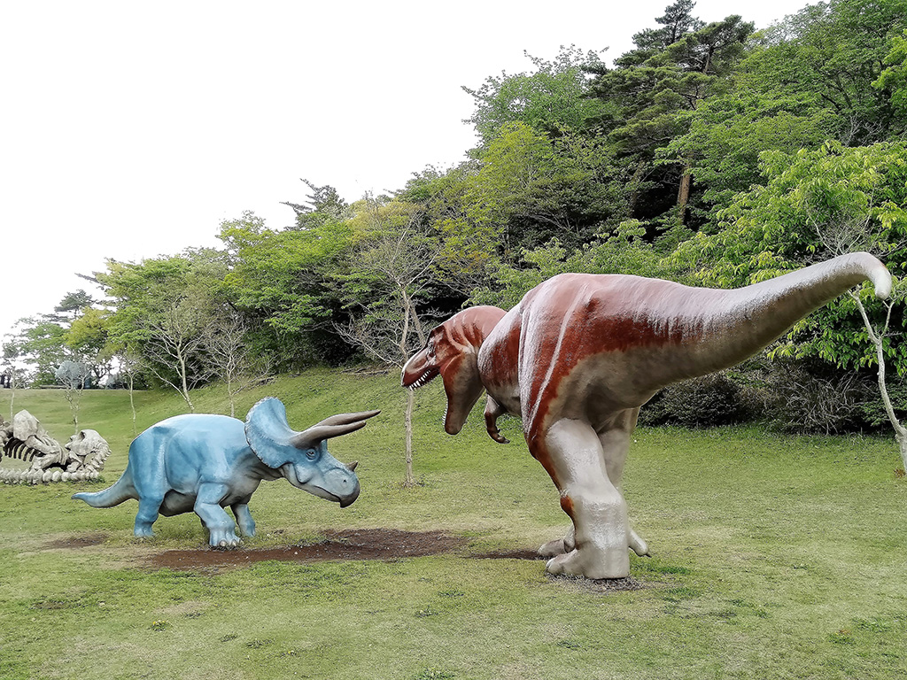 トリケラトプスとティラノサウルスのオブジェ/恐竜広場（小室山公園内）（静岡県/伊東市）