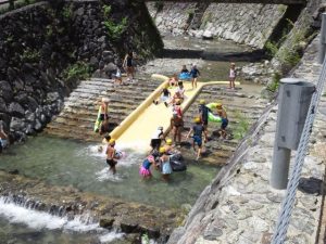 奈良県の水遊びスポット4選!じゃぶじゃぶ池・噴水で遊べる無料の公園、川遊び場も