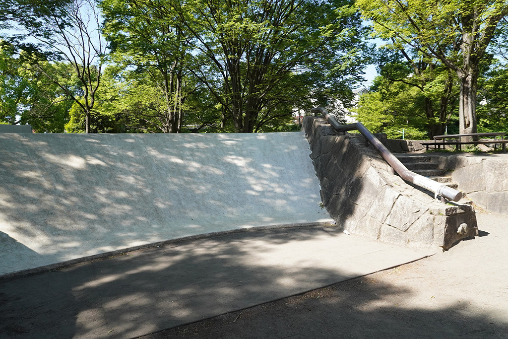 すり鉢形状の幅広滑り台/都立祖師谷公園(東京都/世田谷区)