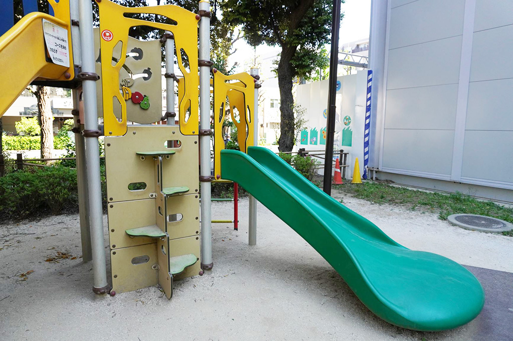 傾斜が緩やかな滑り台/蚕糸の森公園（東京都/杉並区）