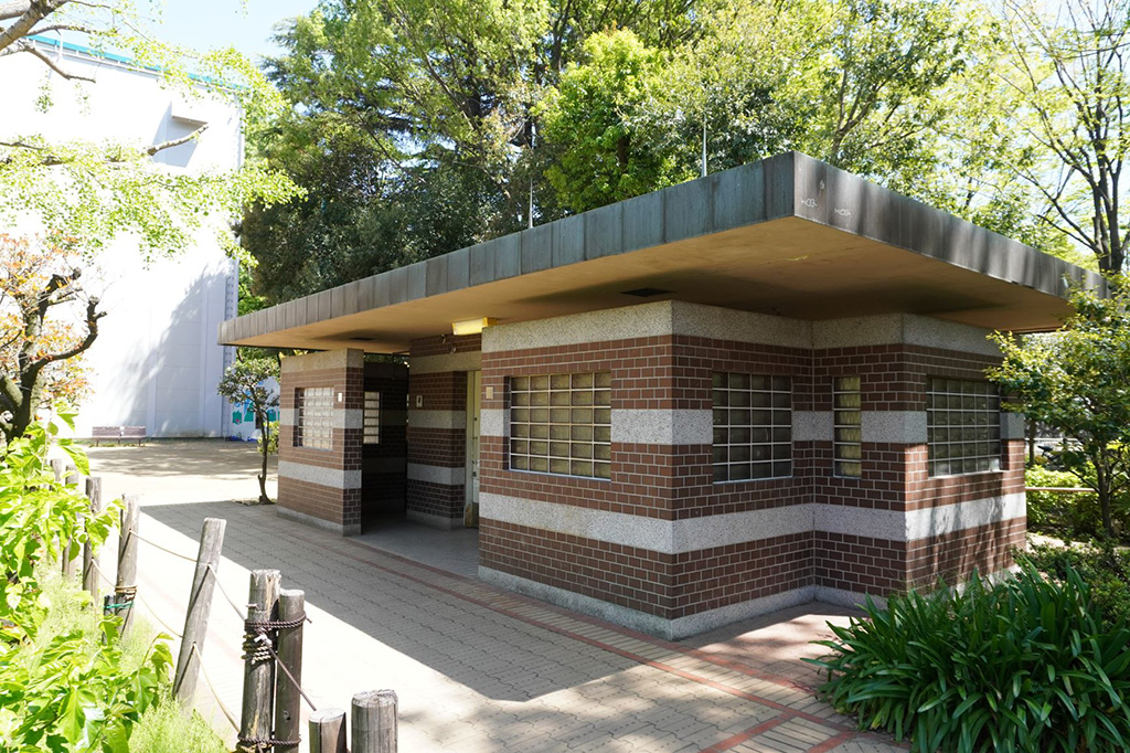 バリアフリー対応のトイレ/蚕糸の森公園（東京都/杉並区）