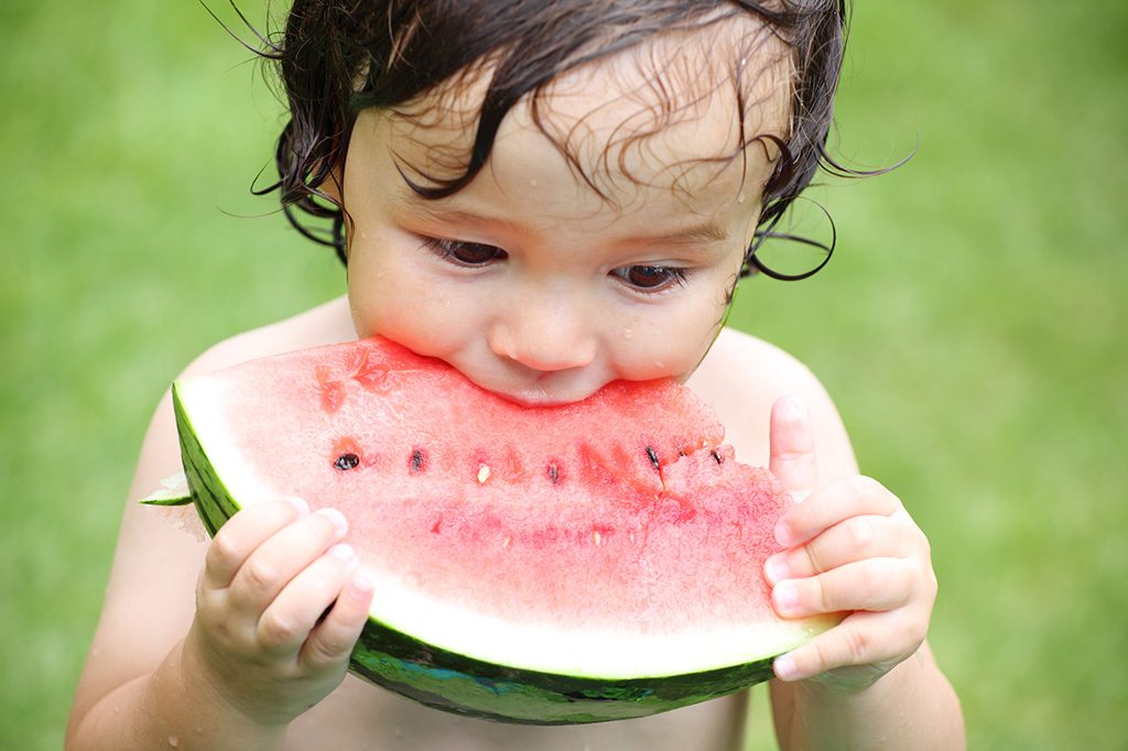 スイカを食べる子ども（イメージ）