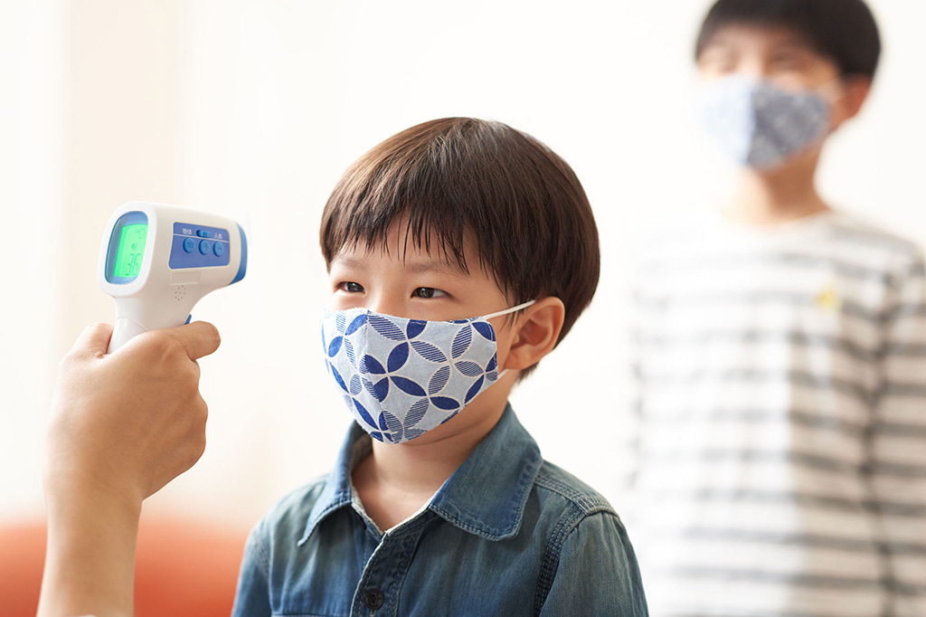 体温を測る子ども(イメージ)