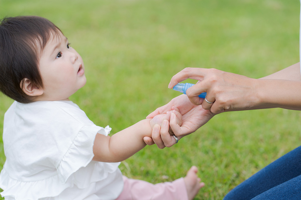 手指消毒をする赤ちゃん(イメージ)