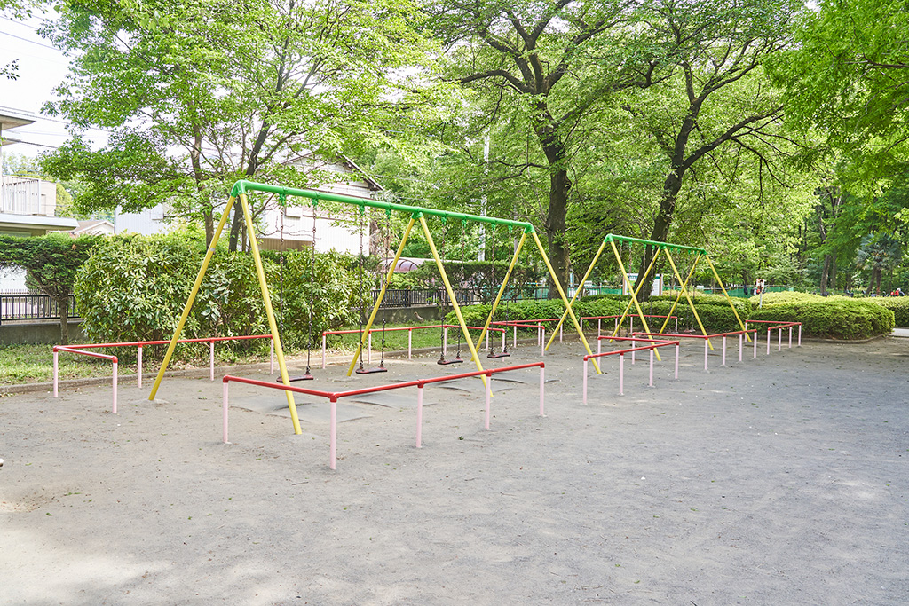 東遊具広場のブランコ/小平市立中央公園(東京都/小平市)