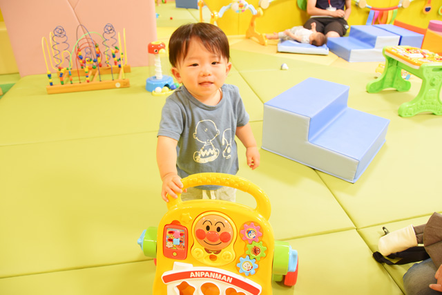 ベビー専用エリア「ハイハイガーデン」で遊ぶ子ども/東京ドームシティ「アソボ~ノ!」(東京都/文京区)