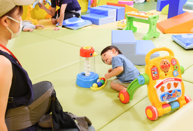ベビー専用エリア「ハイハイガーデン」で遊ぶ子ども/東京ドームシティ「アソボ~ノ!」(東京都/文京区)