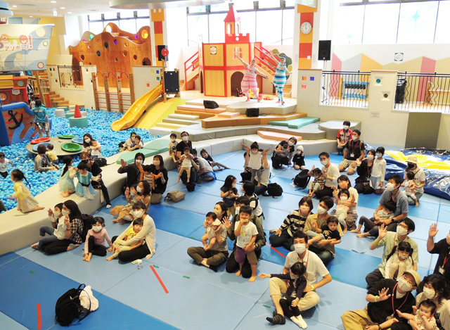 「ケロポンズ」とみんなで記念撮影/東京ドームシティ「アソボ~ノ!」(東京都/文京区)