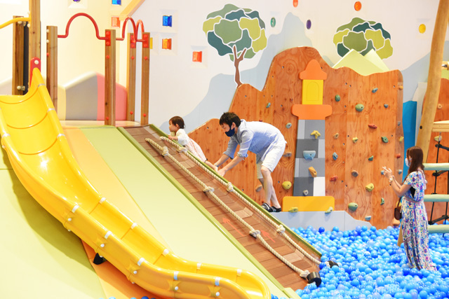「アドベンチャーオーシャン」のボールプールにすべり落ちるすべり台/東京ドームシティ「アソボ~ノ!」(東京都/文京区)