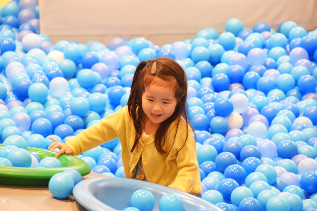 「アドベンチャーオーシャン」のボールプールで遊ぶ子ども/東京ドームシティ「アソボ~ノ!」(東京都/文京区)