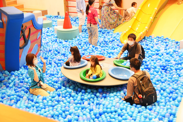 「アドベンチャーオーシャン」のボールプールで遊ぶ子ども/東京ドームシティ「アソボ~ノ!」(東京都/文京区)
