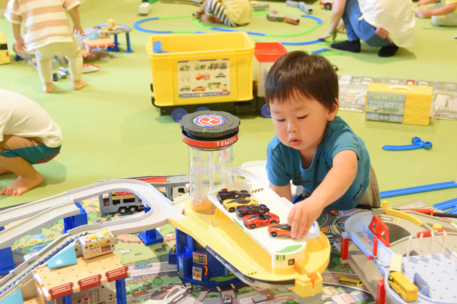 駅のエリア「プレジャーステーション」で遊ぶ子ども/東京ドームシティ「アソボ~ノ!」(東京都/文京区)