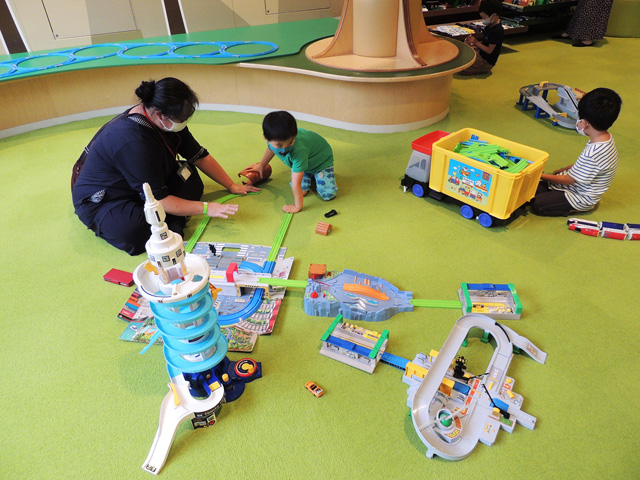 駅のエリア「プレジャーステーション」で遊ぶ子ども/東京ドームシティ「アソボ~ノ!」(東京都/文京区)