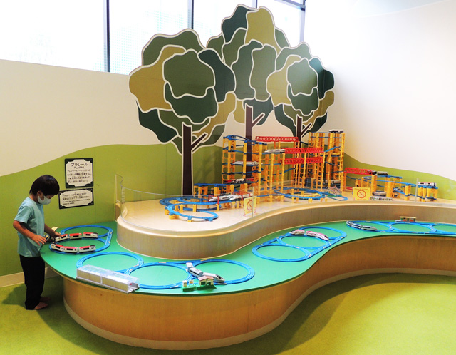 駅のエリア「プレジャーステーション」のプラレール動かせる/東京ドームシティ「アソボ~ノ!」(東京都/文京区)