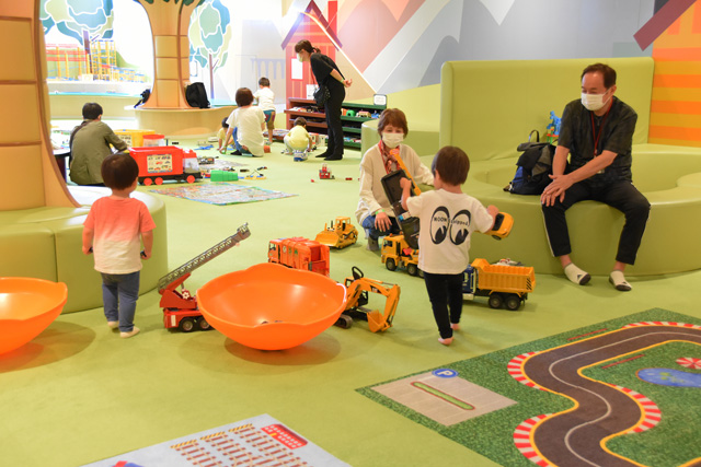 駅のエリア「プレジャーステーション」で遊ぶ様子/東京ドームシティ「アソボ~ノ!」(東京都/文京区)