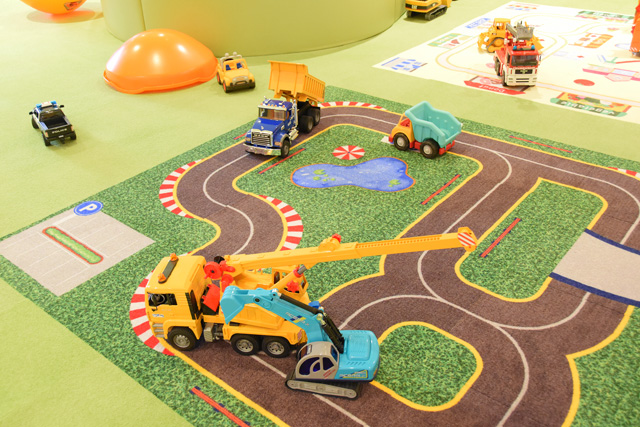 駅のエリア「プレジャーステーション」の働くクルマもいっぱいあります/東京ドームシティ「アソボ~ノ!」(東京都/文京区)