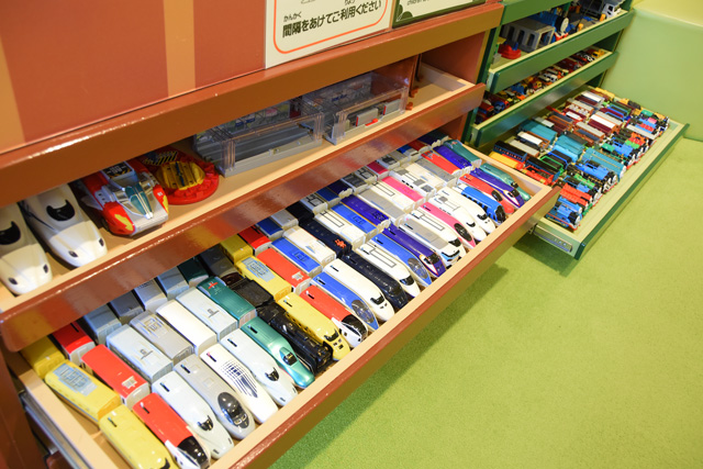 駅のエリア「プレジャーステーション」のプラレールやたくさんのトミカが揃っている/東京ドームシティ「アソボ~ノ!」(東京都/文京区)