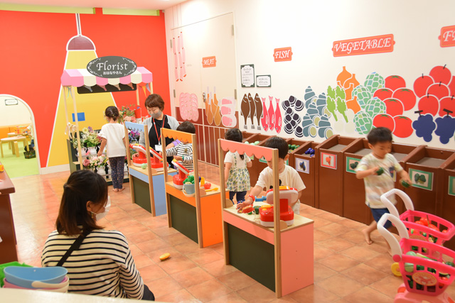 街のエリア「カラフルタウン」のマーケット/東京ドームシティ「アソボ~ノ!」(東京都/文京区)