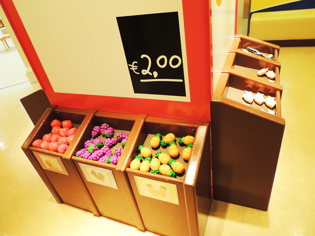 街のエリア「カラフルタウン」のマーケットにはさまざまなものがあ/東京ドームシティ「アソボ~ノ!」(東京都/文京区)