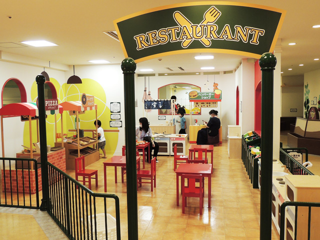 街のエリア「カラフルタウン」のレストランスペース/東京ドームシティ「アソボ~ノ!」(東京都/文京区)
