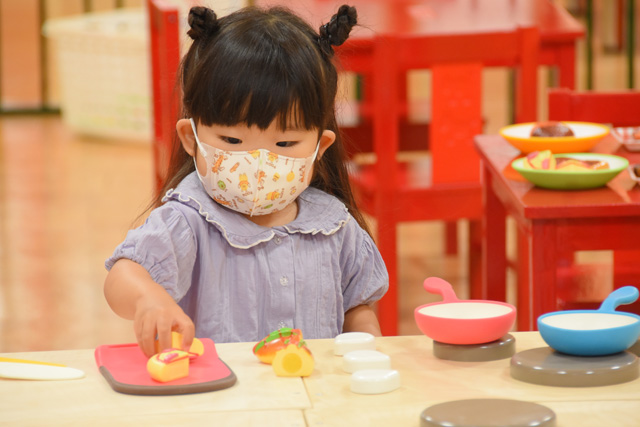 街のエリア「カラフルタウン」で遊ぶ子ども/東京ドームシティ「アソボ~ノ!」(東京都/文京区)