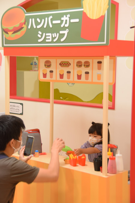 街のエリア「カラフルタウン」のハンバーガーショップ/東京ドームシティ「アソボ~ノ!」(東京都/文京区)