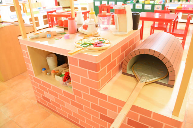 街のエリア「カラフルタウン」の対面式お店屋さんの内側/東京ドームシティ「アソボ~ノ!」(東京都/文京区)