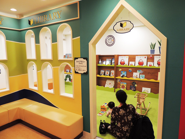 街のエリア「カラフルタウン」の絵本がいっぱい置いてあるライブラリーエリア/東京ドームシティ「アソボ~ノ!」(東京都/文京区)