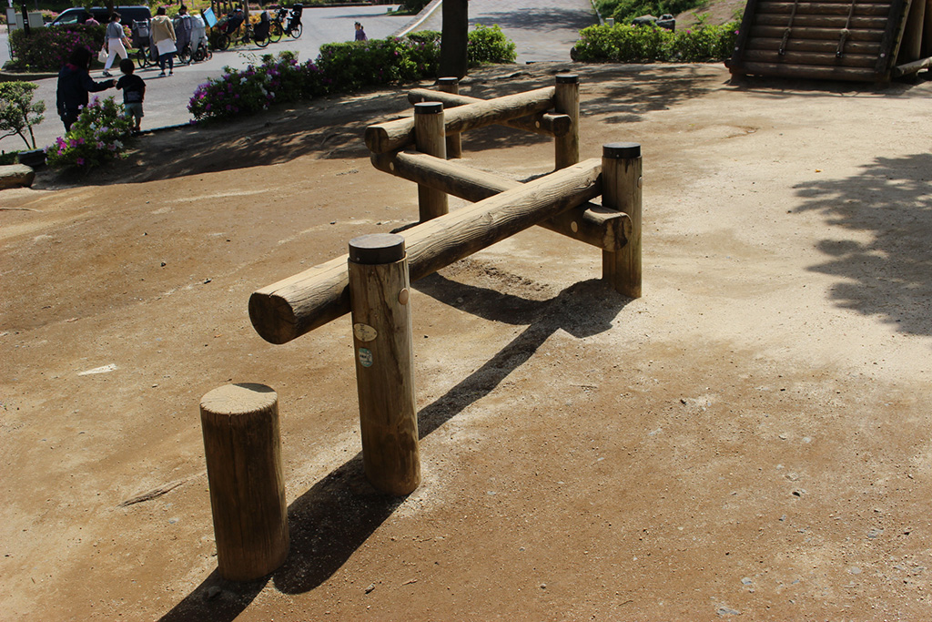 「ジグザク丸太平均台」／総合レクリエーション公園（東京都／江戸川区）