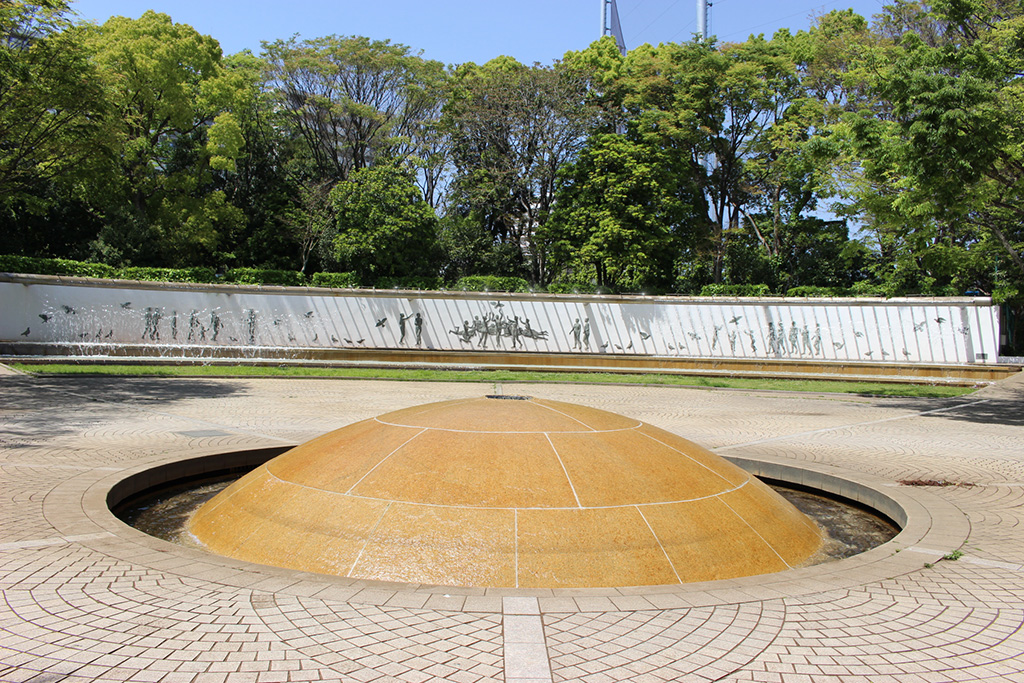「半球型の噴水」／総合レクリエーション公園（東京都／江戸川区）