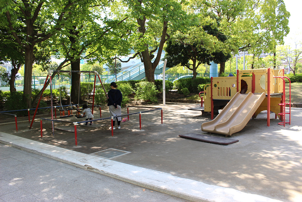「バケット型ブランコ」／総合レクリエーション公園（東京都／江戸川区）