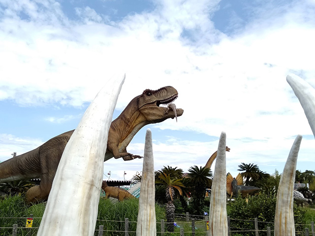獲物を食べるティラノサウルス/伊豆ぐらんぱる公園（静岡県/伊東市）