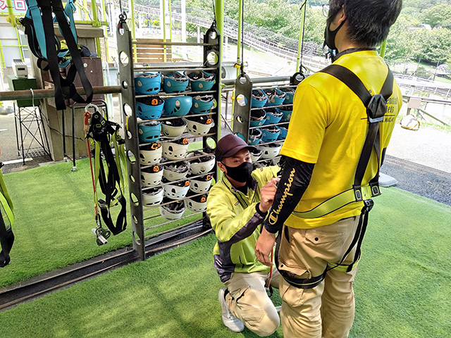 「ジップライン～風KAZE～」ハーネスを装着する様子/伊豆ぐらんぱる公園（静岡県/伊東市）