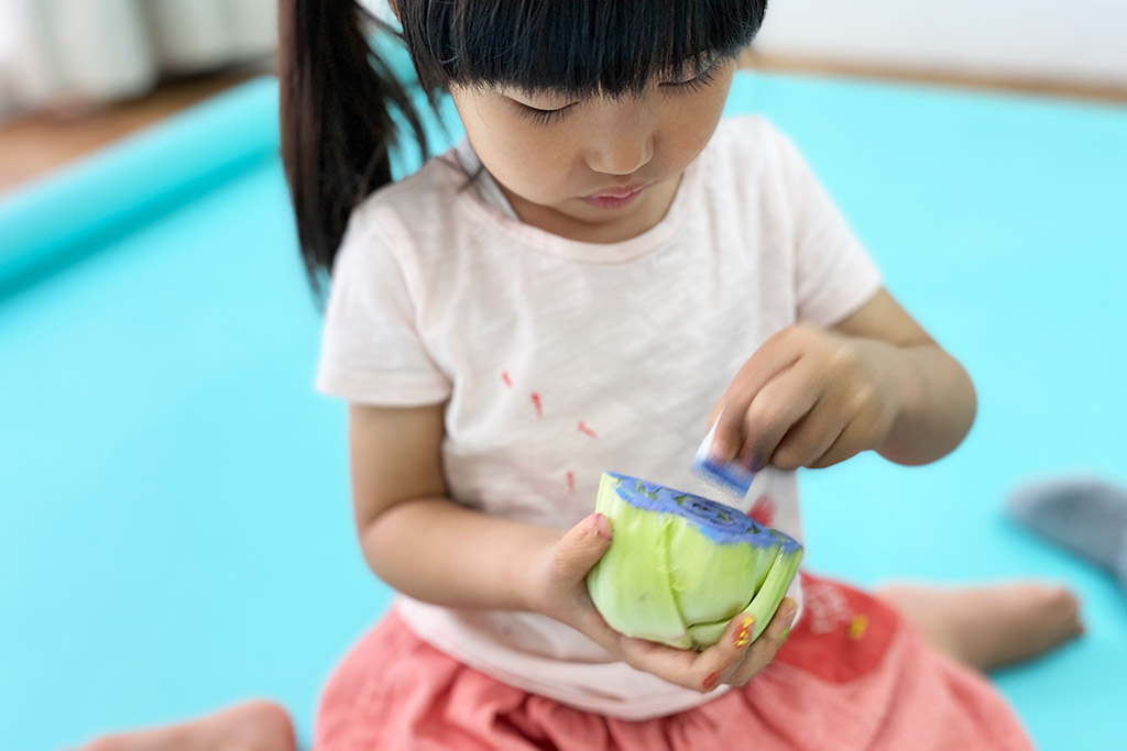 絵具がついたスポンジで、野菜の切り口をポンポンとたたく