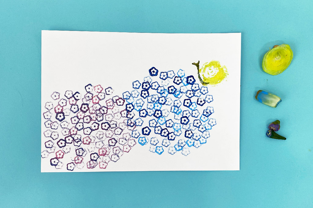 野菜スタンプのアイディア集：オクラの断面をたくさん押したらアジサイに